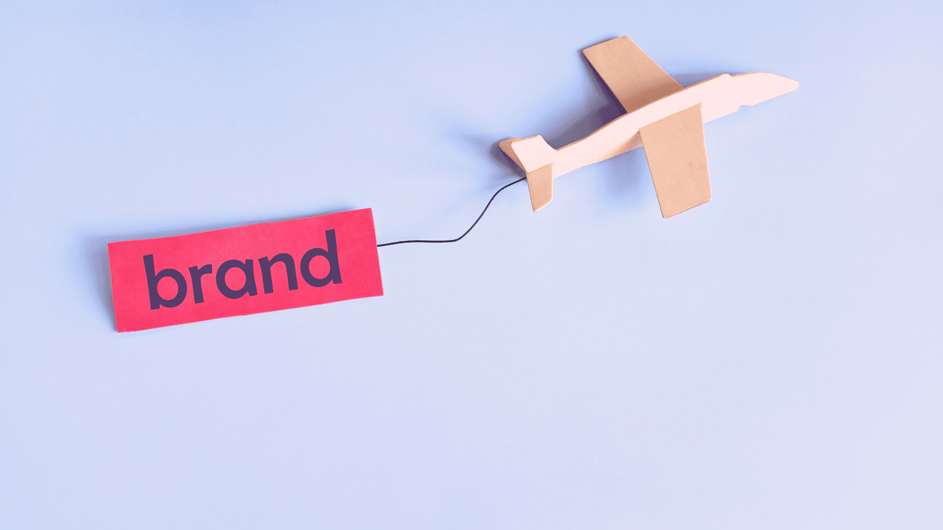 ブランド戦略フレームワークをホワイトボードで議論するチームの様子