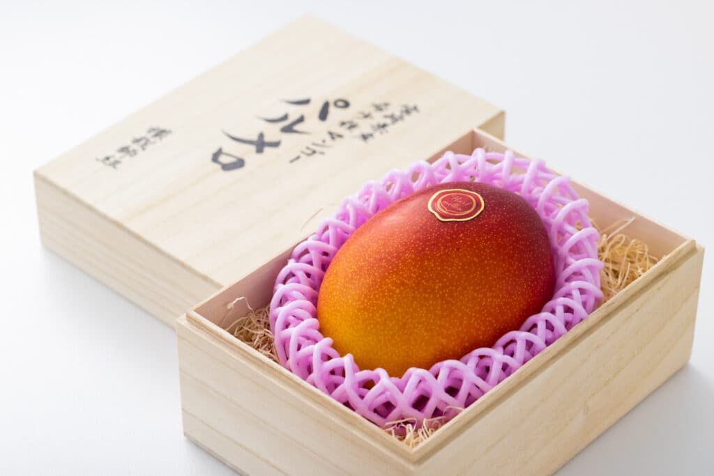 高級フルーツ専門コーナーに並ぶマンゴーのギフトボックス