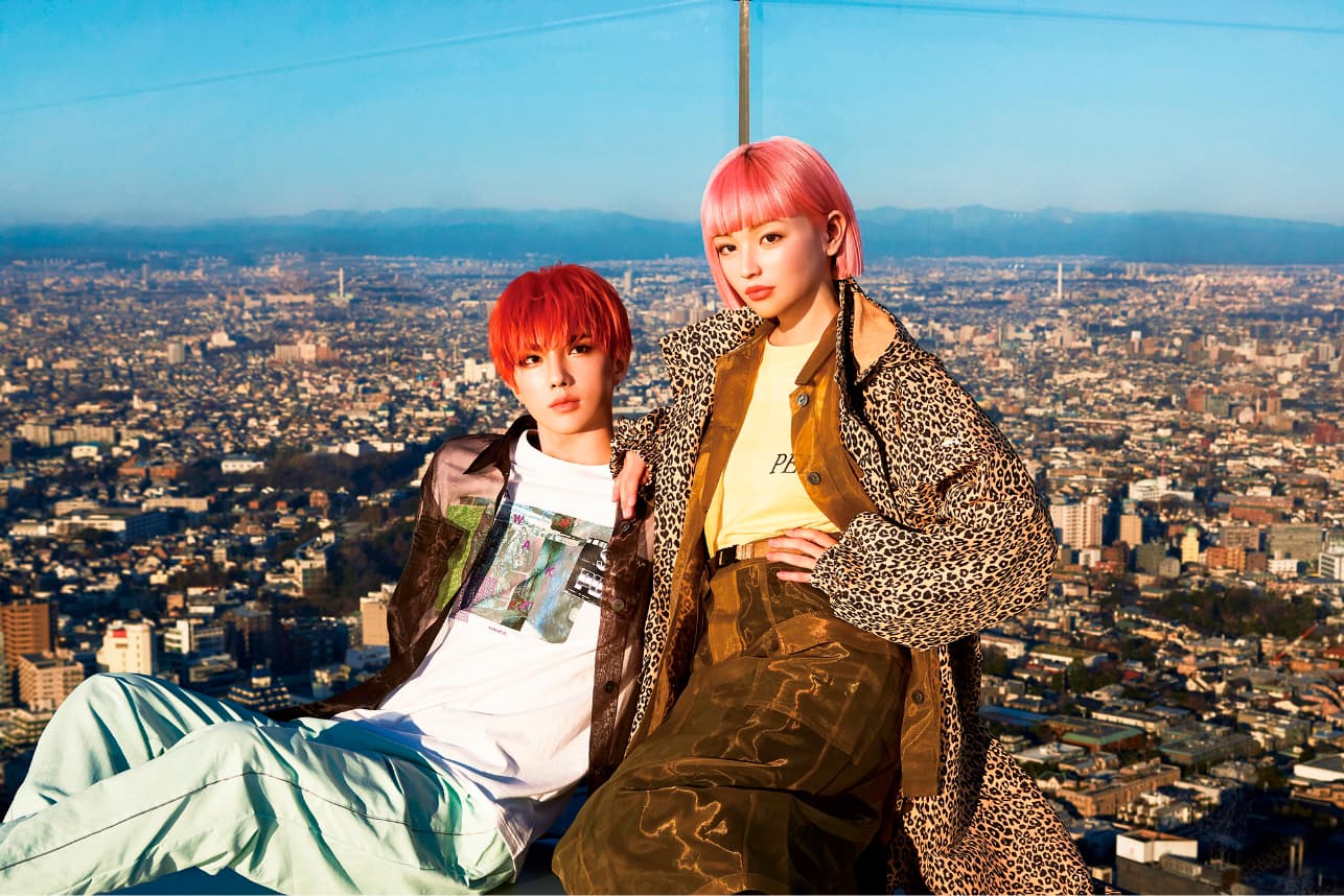 PUMA×SLY第二弾コラボの広告ビジュアルで、immaと弟のplusticboyが並んでいる。