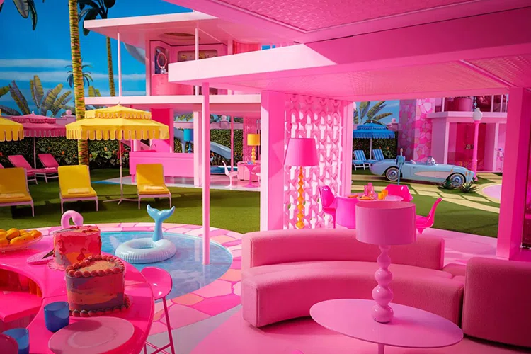 The world turned pink — the official Barbie poster that redefined pop culture aesthetics and nostalgia in one frame.